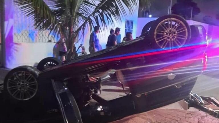 Vuelca un Mini Cooper en la avenida Nichupté de Cancún