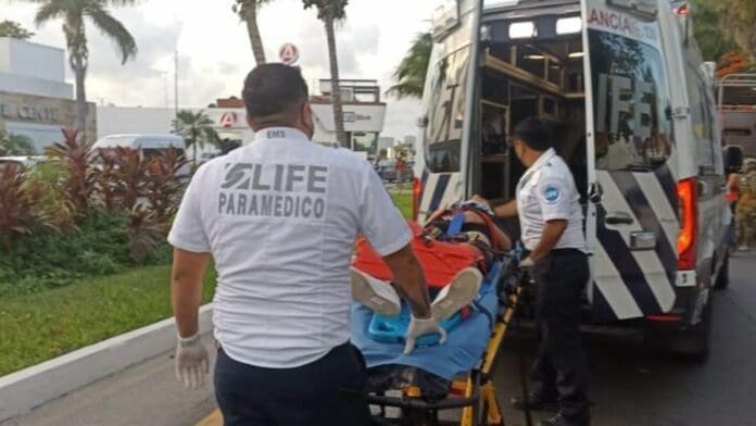 Un motociclista y su acompañante resultaron lesionados, luego que su unidad se estampara con una camioneta en la Zona Hotelera de Cancún.