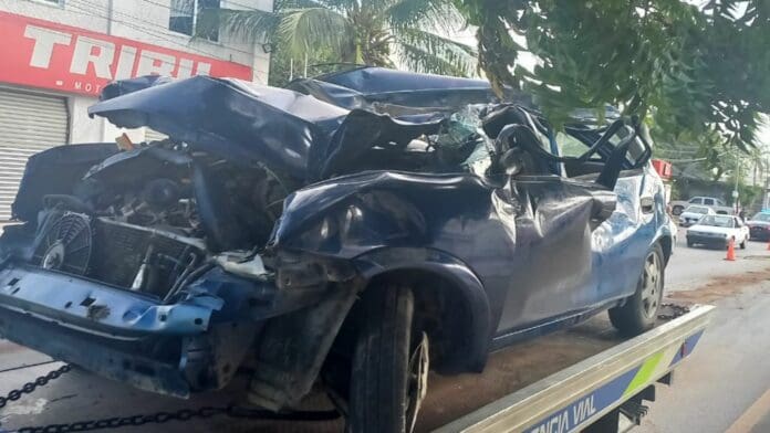 Fuerte accidente entre dos automóviles y un tráiler en la avenida 115 de Playa del Carmen; hay tres lesionados