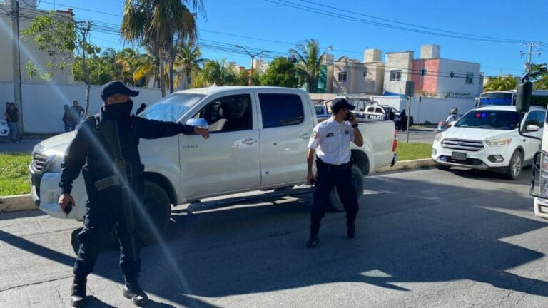 Balacera entre policías ministeriales y delincuentes en Isla Blanca deja un muerto y dos detenidos