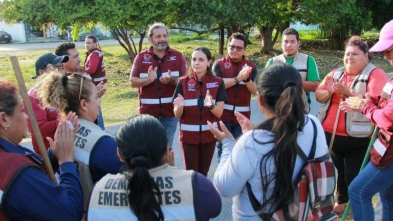 Verifica Ana Patricia Peralta Brigadas de Limpieza en parque de la entidad