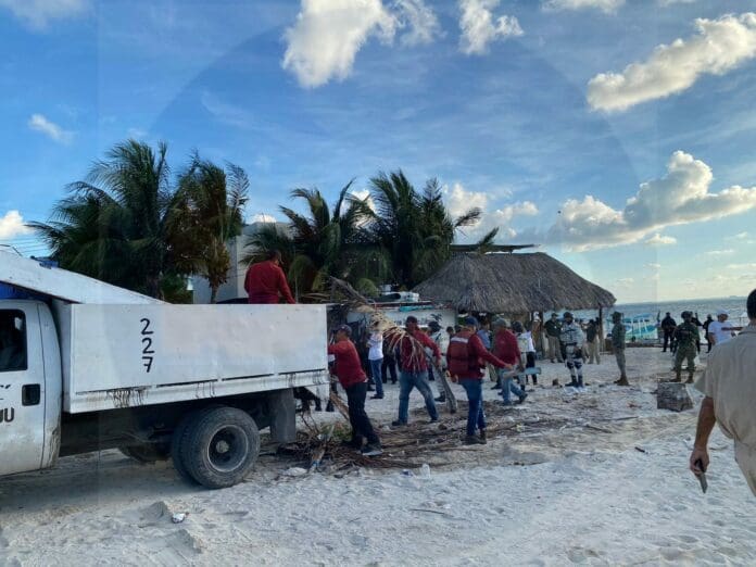 Retiran camastros y palapas de playas de Puerto Juárez