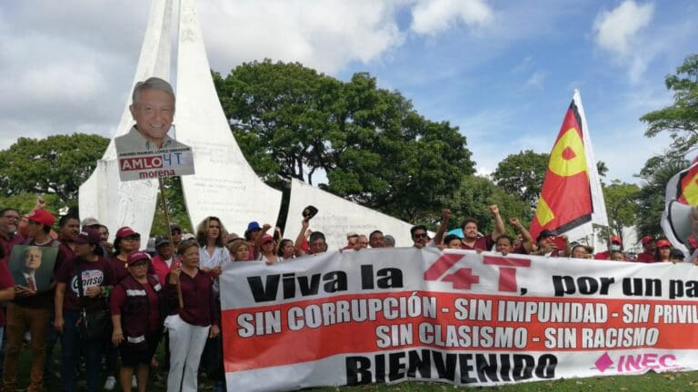 Cerca de 150 ciudadanos, militantes y simpatizantes de la 4T marcharon en Cancún para mostrar su respaldo a AMLO.