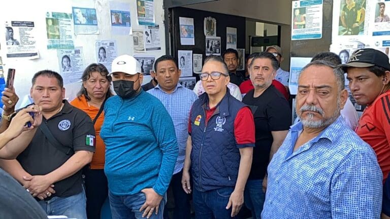 Se manifiestan mototaxistas en la Fiscalía de Cancún ante ola de ejecuciones de transportistas 