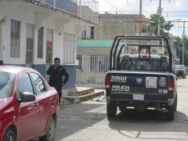 Muere trabajador tras sufrir descarga eléctrica y caer de un segundo piso en Cancún