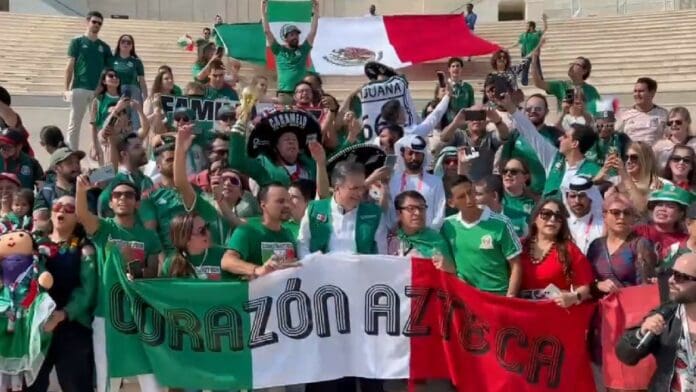 VIDEO: Captan a Marcelo Ebrard cantando 'Cielito lindo' en Qatar