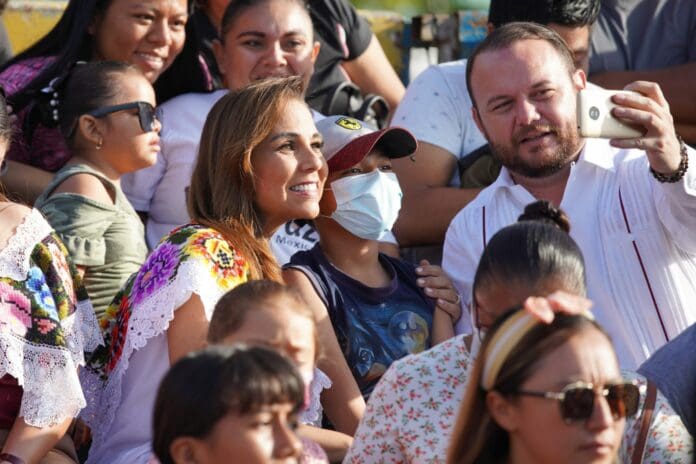 Con el pueblo Mara Lezama presencia el desfile de la Revolución Mexicana en Chetumal