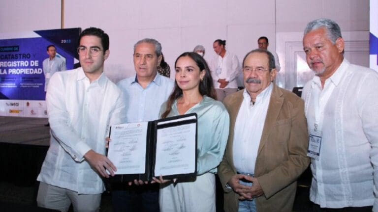 Signa Ana Patricia Peralta convenio de colaboración catastral para más certeza jurídica