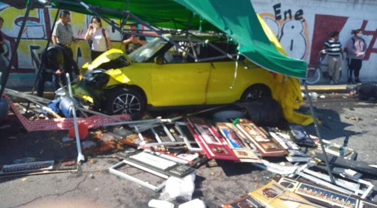 Video: Automovilista arrasa con puestos ambulantes y mata a niño de 7 años Video: Automovilista arrasa con puestos ambulantes y mata a niño de 7 años