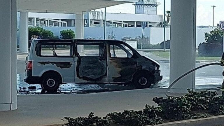 Dueños de van incendiada acusan a representante jurídica del aeropuerto de Cancún de presunta extorsión