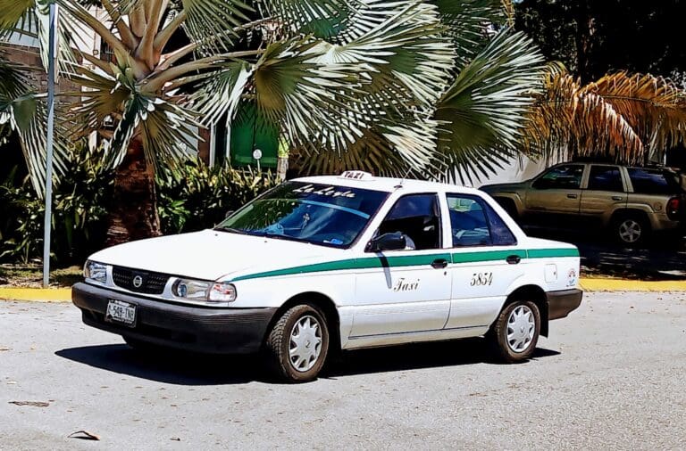 Más de 100 taxistas de Cancún fueron sancionados en octubre por cobros indebidos y malos tratos