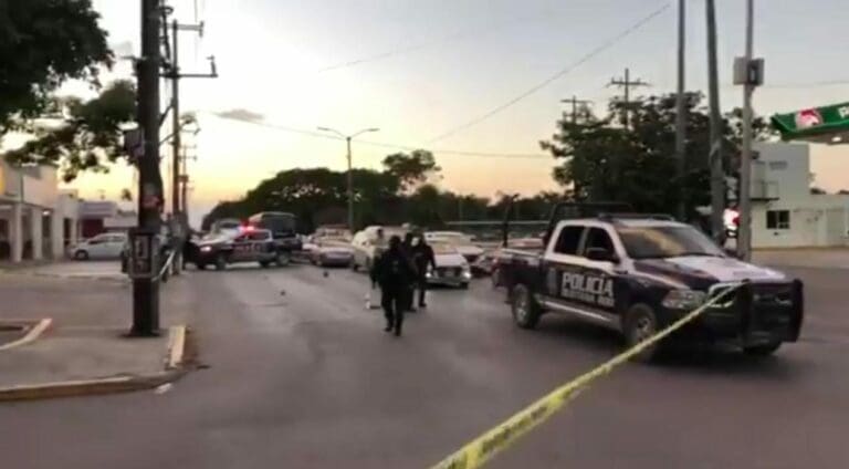 Un hombre, quien presuntamente trabaja como limpiaparabrisas fue atacado a balazos en el cruce de las avenidas Nichupté y 135 de Cancún.