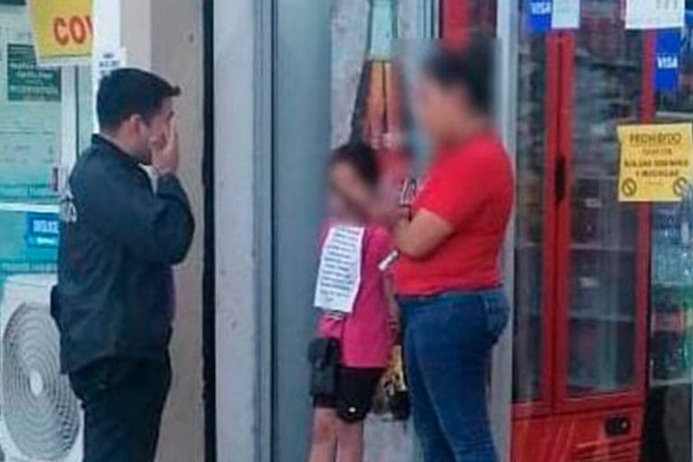 Madre obligaba a hija a pararse afuera de tienda en Cancún con cartel ‘de castigo’ 