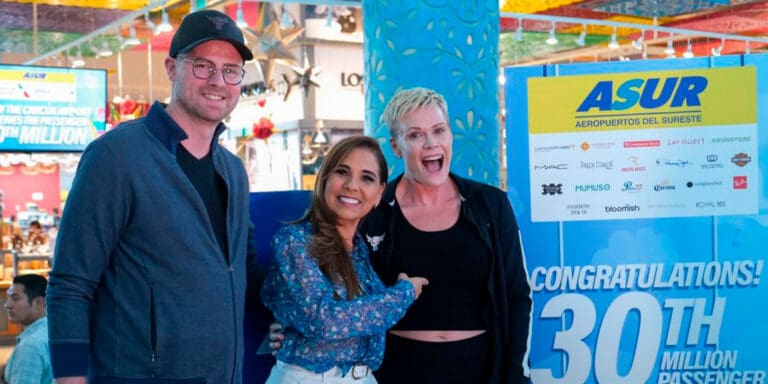 Recibe Mara Lezama al pasajero 30 millones en el Aeropuerto Internacional de Cancún