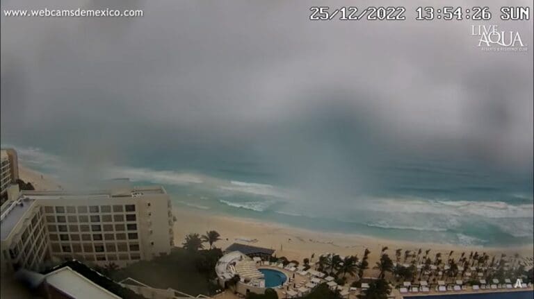 Frente frío ahuyentó a bañistas de las playas de Cancún 
