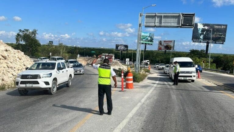 Tránsito monta operativo para evitar caos vial en bulevar Colosio y hacia el aeropuerto de Cancún