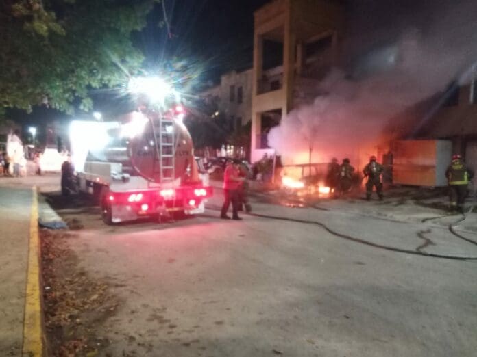 Incendio consume camioneta y 16 medidores de la CFE, en Cancún 