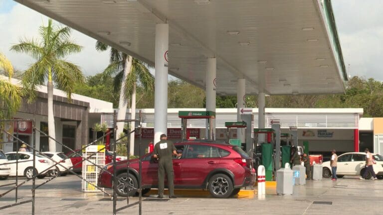 Destacan gasolineras de Cancún por alto sobreprecio en la ‘mañanera’ del presidente