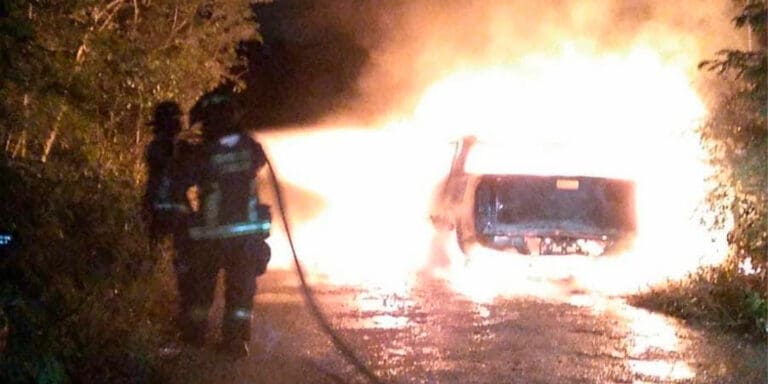 Camioneta usada para ‘levantón’ de dos personas es hallada incendiada