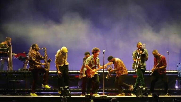 Bruno Mars, así como otros músicos y cantantes famosos se dieron cita en Cancún. Fue un evento privado de una empresa. ¿Qué tal?