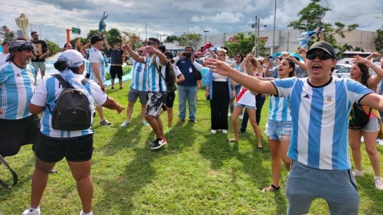 Decenas de los argentinos radicados en Cancún o que están aquí de viaje se reunieron en El Ceviche para festejar el campeonato mundial.