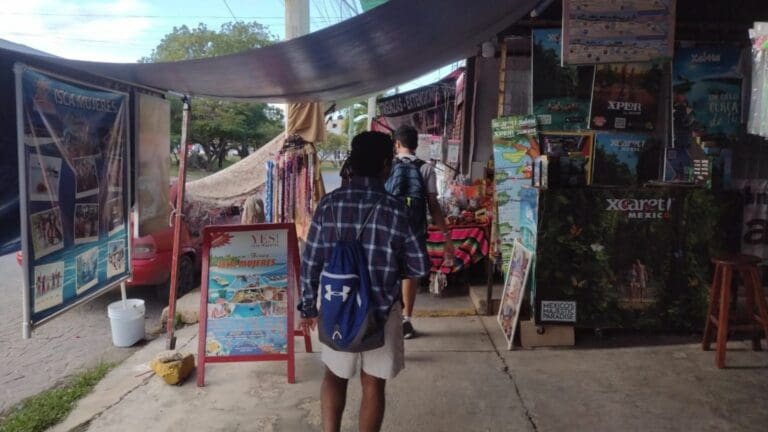 Invaden banquetas negocios establecidos en zona Centro de Cancún