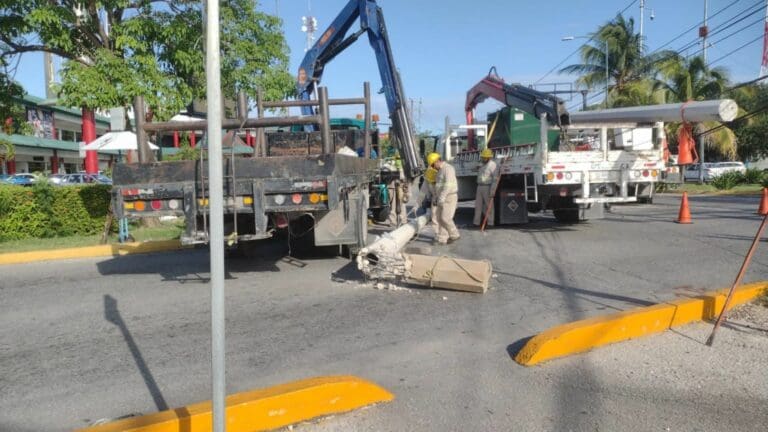 Derriba tráiler poste de CFE en la avenida Xcaret de Cancún y deja sin luz a vecinos y locatarios de la zona