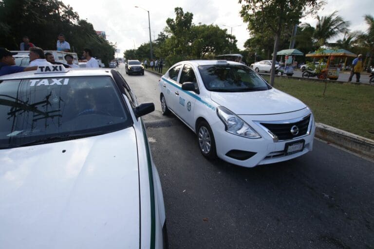 Taxistas terminan su manifestación en Cancún; aguardarán hasta la resolución del amparo tramitado por Uber Taxistas terminan su manifestación en Cancún; aguardarán hasta la resolución del amparo tramitado por Uber