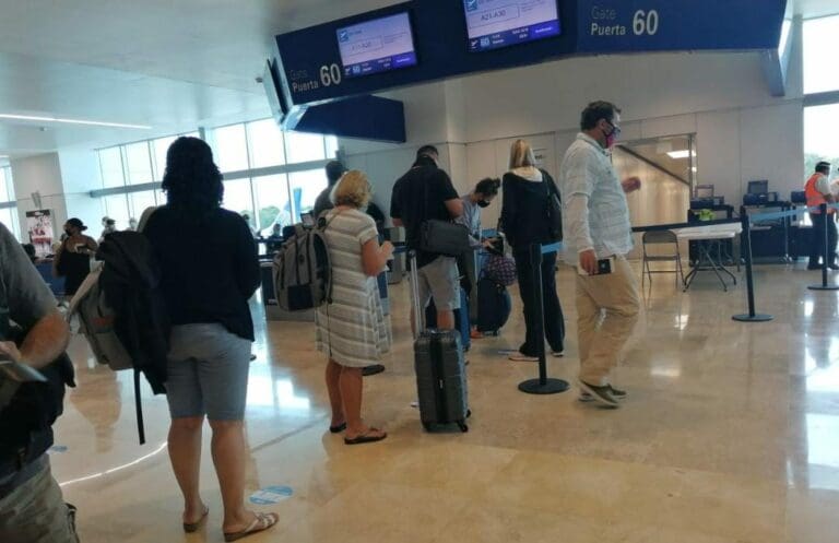 Un abogado denuncia que migrantes cubanos fueron retenidos en el Aeropuerto Internacional de Cancún. Conoce el caso.