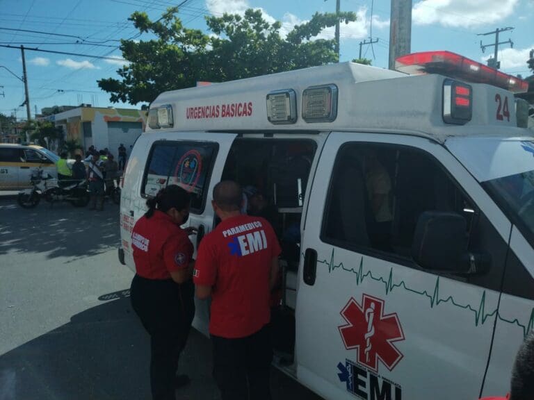 Vuelca combi en la Supermanzana 95 de Cancún; hay varios lesionados  