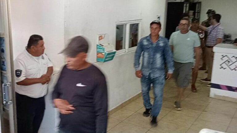 Arriban 10 cubanos en balsa a la Isla de la Pasión