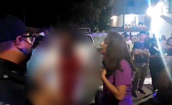 Hombre es golpeado por taxistas en Cancún