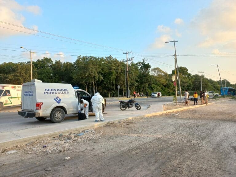 Motociclista muere arrollado por un autobús en Cancún 