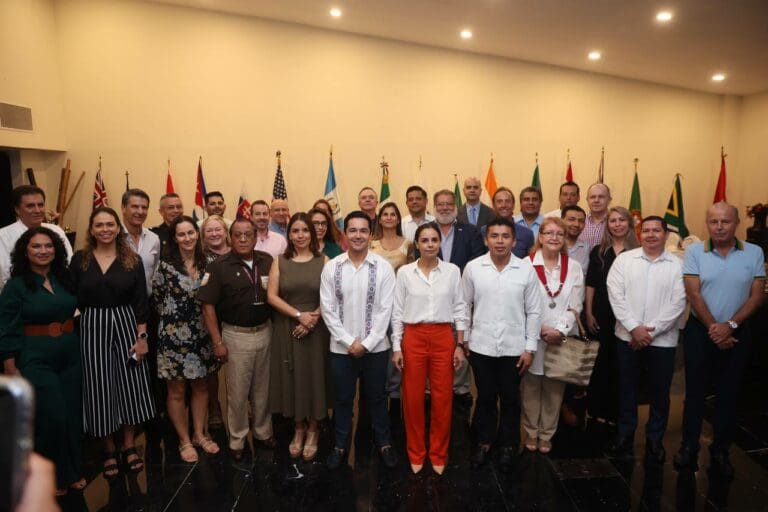 ESTRECHA ANA PATRICIA PERALTA LAZOS CON CUERPO CONSULAR EN CANCÚN 