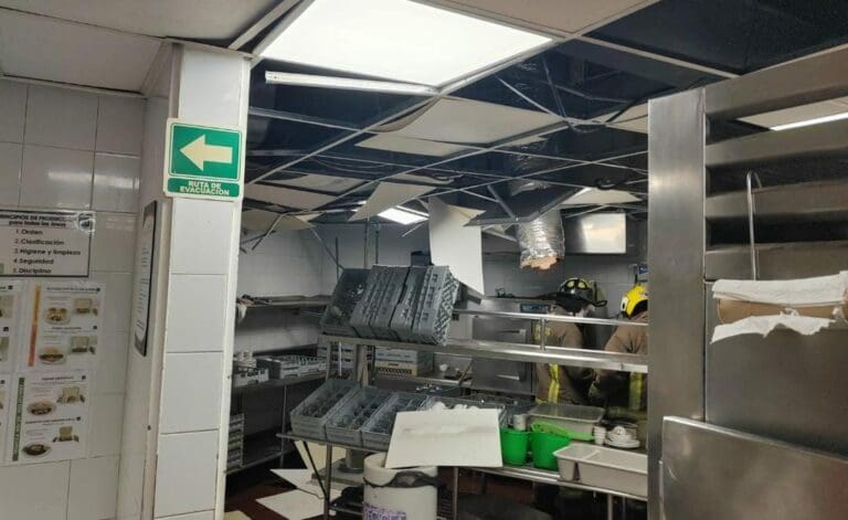Se reportó una explosión en el restaurante Toks de Plaza Las Américas de Cancún la mañana de este martes 6 de diciembre.