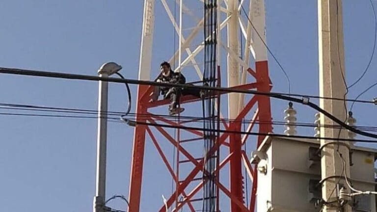 Detienen a hombre que se subió a una antena para disparar, en la colonia 'El Pedregal' de Cancún