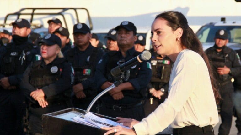 Entrega Ana Patricia Peralta apoyo adicional del retiro policial con transparencia