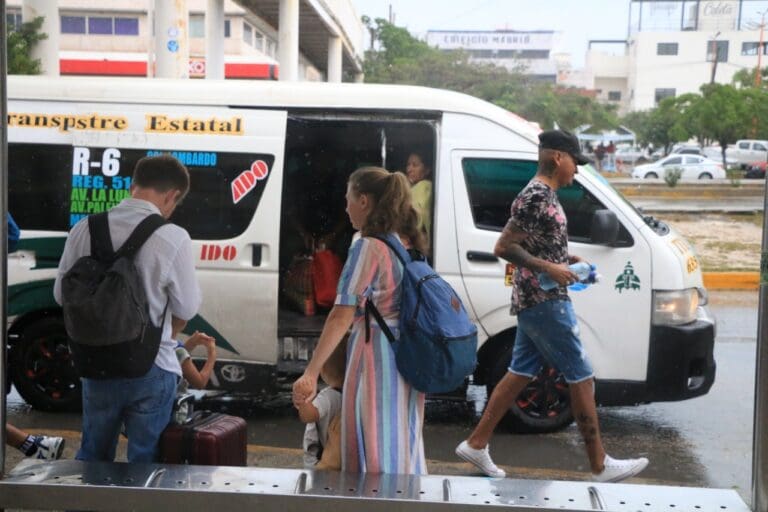 Servicios Públicos y Transporte y Vialidad atienden las afectaciones por lluvias en Cancún 