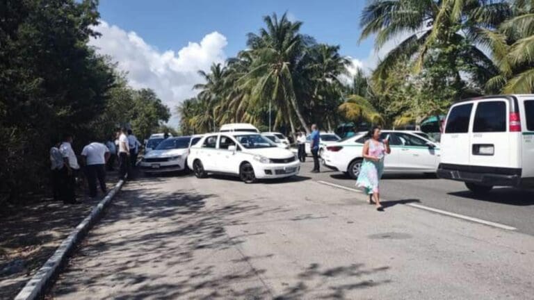 Confirma síndico que Ayuntamiento denunció a taxistas de Cancún que bloquearon vialidades