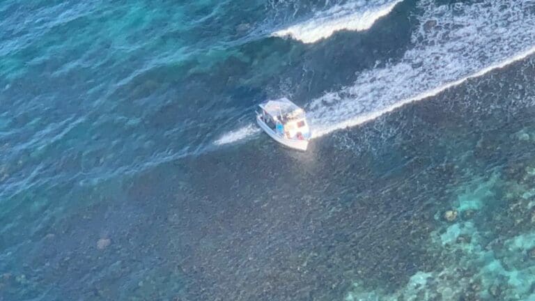 Encalla embarcación en junto a isla de la Reserva de la Biósfera de Sian Ka’an