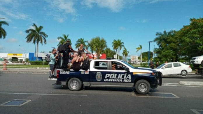 Por bloqueo, trasladan a turistas en patrullas al Aeropuerto Internacional de Cancún