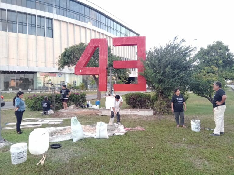 Clausuran barda añadida al ‘antimonumento’ de los 43 de Ayotzinapa en Cancún 