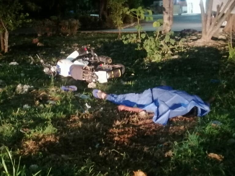 Muere motociclista al chocar contra una glorieta del fraccionamiento La Joya de Cancún 