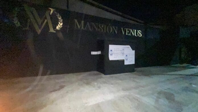 Catean el bar 'Mansión Venus' de Cancún; aseguran a 30 personas, entre ellas dos menores de edad