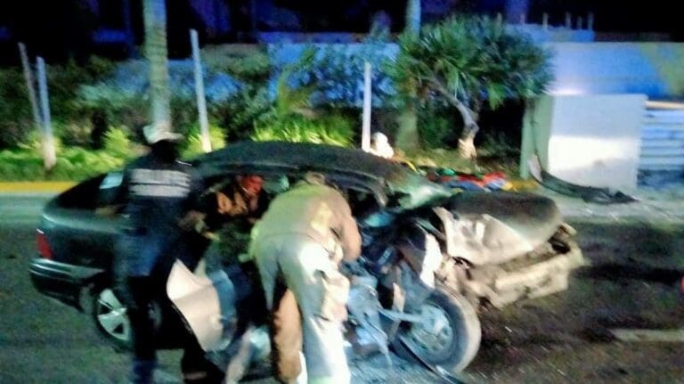 Rescatan a mujer que quedó prensada en su vehículo, tras fuerte accidente en la Zona Hotelera de Cancún 