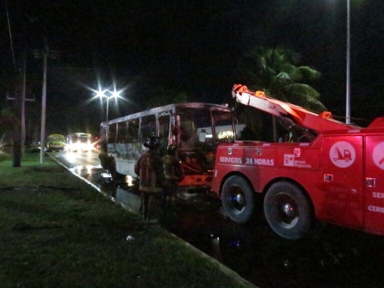 Se incendia autobús en el bulevar Colosio de Cancún  