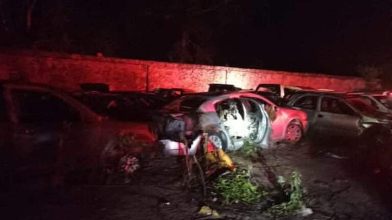 Consume incendio al menos 13 autos en un corralón de Grúas Cardona, a las afueras de Cancún