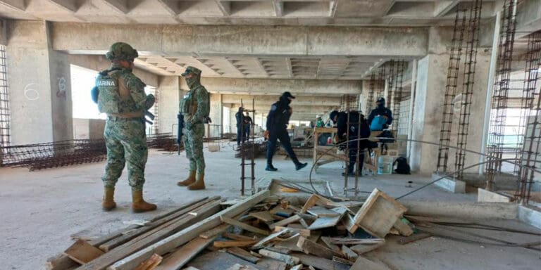 Inspeccionan construcción en zona hotelera de Cancún ante reporte de hombres armados