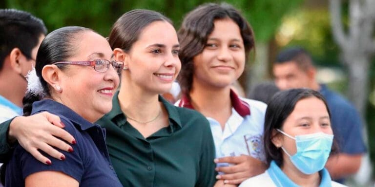 Entrega Ana Paty Peralta 920 becas para estudiantes de secundaria de Cancún