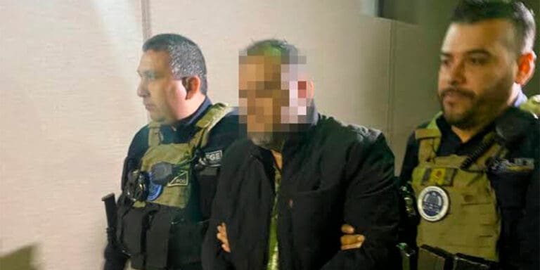 Trasladan a Mexicali a maestro acusado de pederastia agravada que fue capturado en Cancún